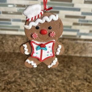 NWOT 4-1/2" HIGH RESIN GINGERBREAD GIRL CHEF CHRISTMAS ORNAMENT